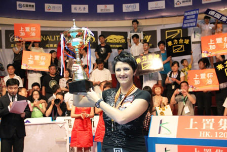 2013 Womens 9-Ball WC - Kelly Fisher With Trophy