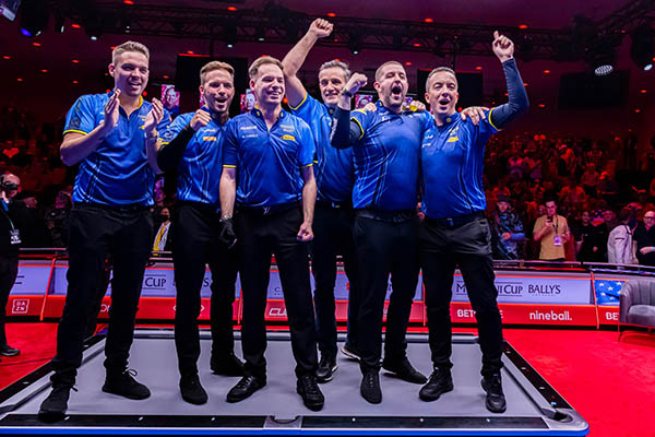2022 Mosconi Cup - Day 4_Team Europe on the table_FB