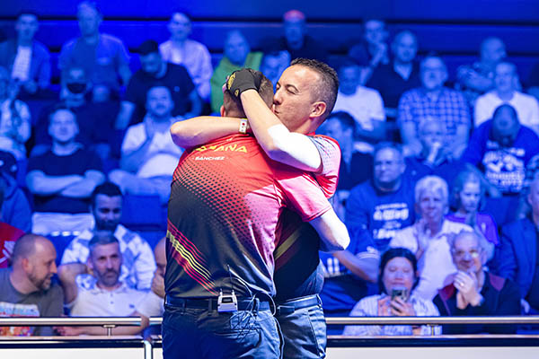 2022 World Cup of Pool - Final_Alcaide kisses