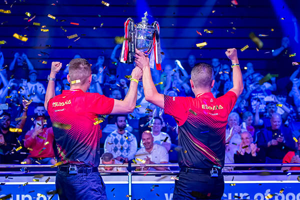 2022 World Cup of Pool - Final_ESP lift the trophy_back