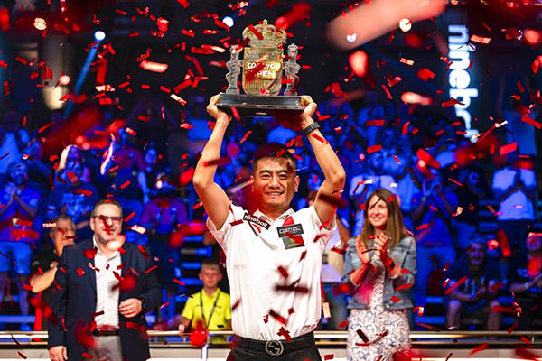 2023 Spanish Open - Dang Jin Hu with trophy